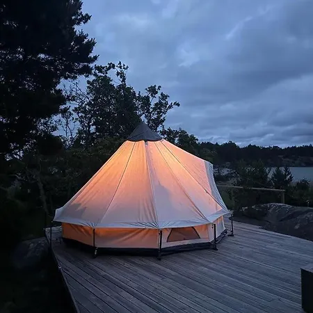 Campo de lujo Haerligt Privat Glamping Med Bastutaelt Föglö